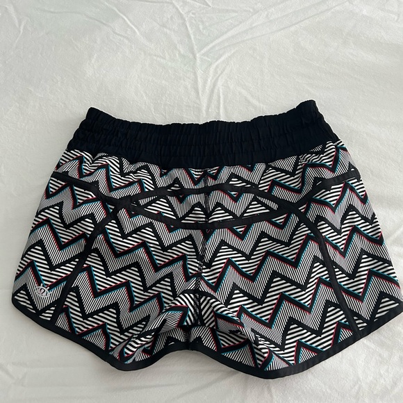 Lululemon ‘Seawheeze’ Shorts - Picture 4 of 5
